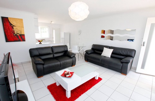 Mildura Central Business District Apartment | Spacious living, family friendly. Lovely courtyards, central cbd. Free Wi Fi