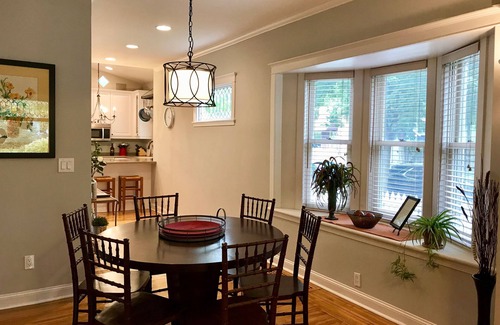 Southwest Minneapolis Apartment | Spacious Lk Harriet 2BR, great walking neighborhood yet min to downtown and MOA