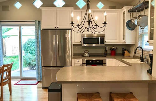 Southwest Minneapolis Apartment | Spacious Lk Harriet 2BR, great walking neighborhood yet min to downtown and MOA