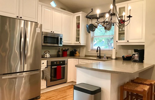 Southwest Minneapolis Apartment | Spacious Lk Harriet 2BR, great walking neighborhood yet min to downtown and MOA
