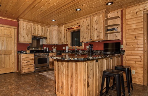 Durango House | Spacious Lodge w Private Suites. Close to Field of Dreams, Galena, & Breweries