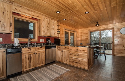 Durango House | Spacious Lodge w Private Suites. Close to Field of Dreams, Galena, & Breweries