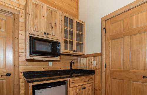 Durango House | Spacious Lodge w Private Suites. Close to Field of Dreams, Galena, & Breweries