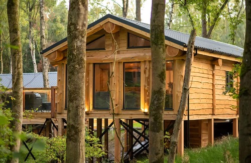 Overton-on-dee Ski Chalet | Spacious lodge with modern styling features.