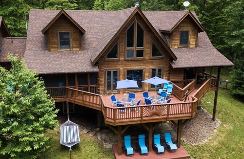 Millville Cabin | Spacious Log Villa 6700sf Hot tub-wine country-19ac
