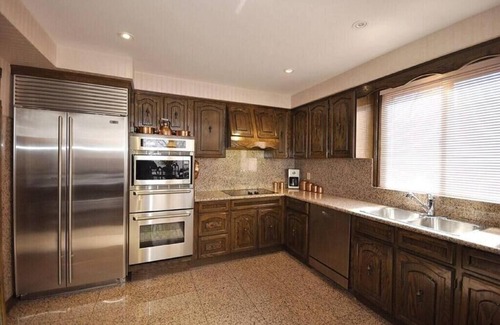 Humber Summit House | Spacious Lotus Room in A Stunning Chalet Style Home - YYZ