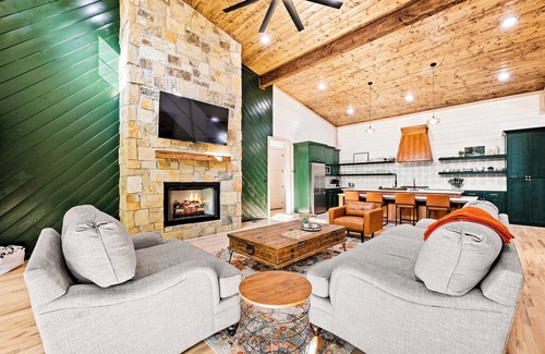 Broken Bow Cabin | Spacious Lux Cabin | Playset, Pool Tbl, Sleeps 16