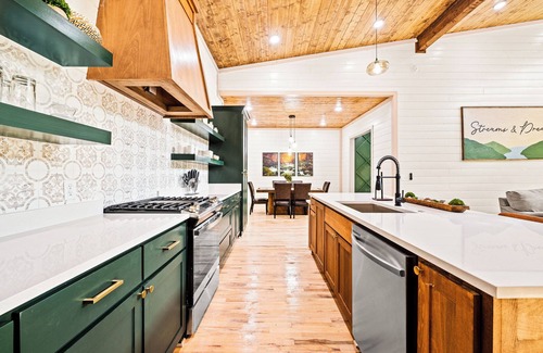 Broken Bow Cabin | Spacious Lux Cabin | Playset, Pool Tbl, Sleeps 16