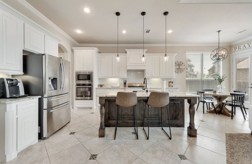 Roanoke House | Spacious Luxe Stay | 5BR/5BA | Turf Yard + Putting Green | Sleeps 12+