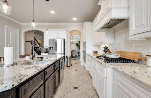 Roanoke House | Spacious Luxe Stay | 5BR/5BA | Turf Yard + Putting Green | Sleeps 12+