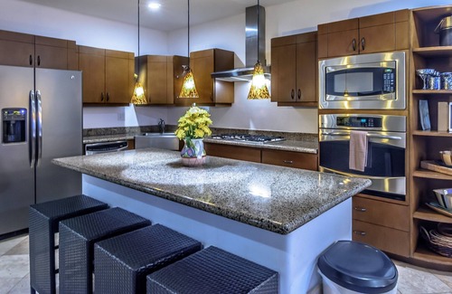 Centro Condo | SPACIOUS LUXURY CONDO - WALK EVERYWHERE - PRIVATE SECURITY!