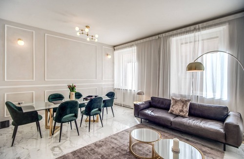 Rione VII Regola Apartment | Spacious Luxury Family Home - 6 AC/WIFI/Heating/Elevator