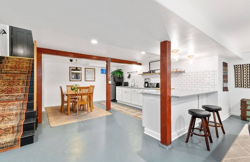 Woodstock Apartment | Spacious Mid-Century Apartment in Woodstock