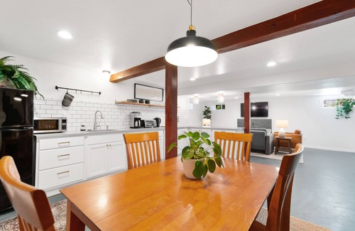 Woodstock Apartment | Spacious Mid-Century Apartment in Woodstock