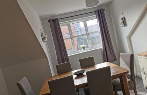 Wakefield Apartment | Spacious & modern 3 Bed Apartment + parking & central location