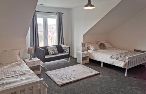 Wakefield Apartment | Spacious & modern 3 Bed Apartment + parking & central location