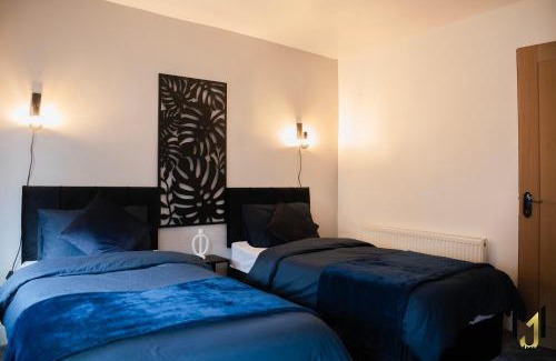 Reading House | Spacious & Modern 5 Bed House - Perfect for Families, Contractors or Large Groups!