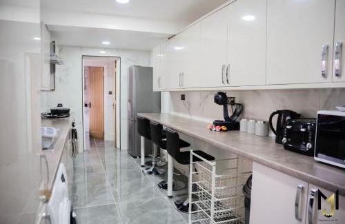 Reading House | Spacious & Modern 5 Bed House - Perfect for Families, Contractors or Large Groups!