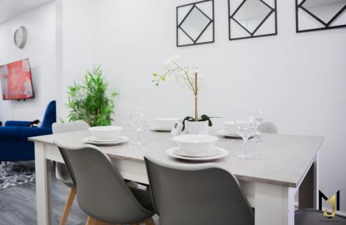 Reading House | Spacious & Modern 5 Bed House - Perfect for Families, Contractors or Large Groups!