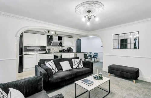 Southsea Apartment | Spacious Modern Beachfront Apartment with Parking