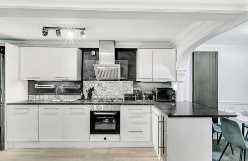 Southsea Apartment | Spacious Modern Beachfront Apartment with Parking