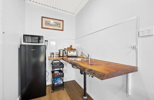 Rum Jungle Cabin | Spacious modern Bungalow Desert Rose: 10 minutes to Litchfield National Park