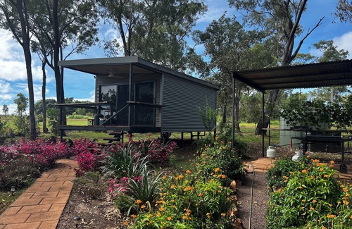 Rum Jungle Cabin | Spacious modern Bungalow Desert Rose: 10 minutes to Litchfield National Park