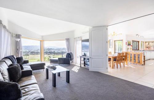 Wellington House | Spacious modern executive home