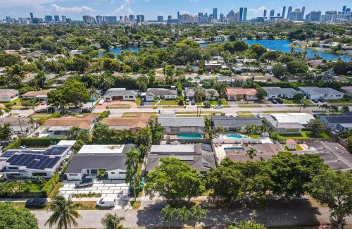 North Miami Beach Villa | Spacious Modern Home 5BR Heated Pool, 9mn to Beach