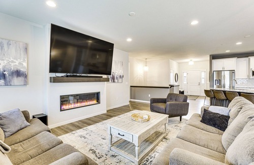 Hanover House | Spacious & Modern Home w/Deck in Oregon!