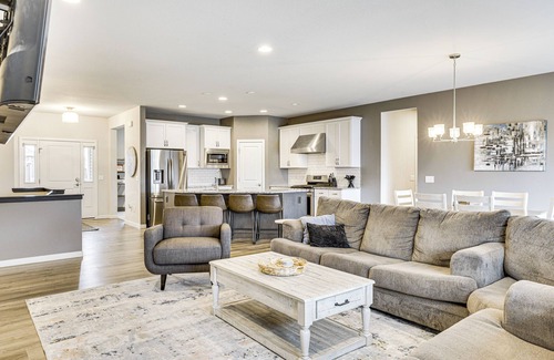 Hanover House | Spacious & Modern Home w/Deck in Oregon!