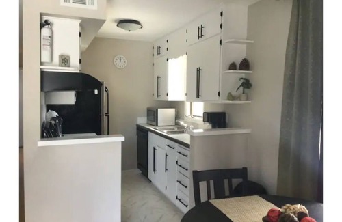 Cedar Rapids Apartment | Spacious Newly remodeled 2 bedroom with natural sunlight.