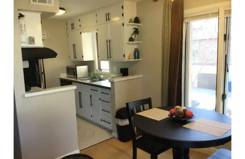 Cedar Rapids Apartment | Spacious Newly remodeled 2 bedroom with natural sunlight.