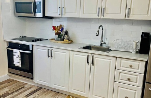 Niagara Falls House | Spacious Niagara Escape 2/BR Private Backyard