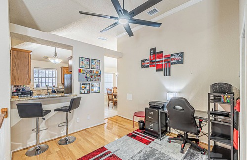 Far North Dallas House | Spacious North Dallas Home with 2 Living Areas – Great for Work and Relaxation