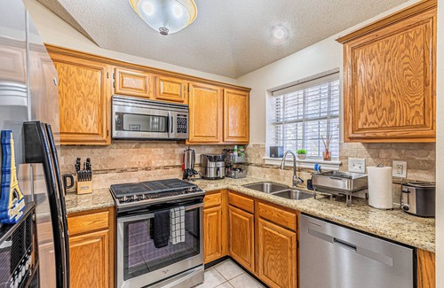 Far North Dallas House | Spacious North Dallas Home with 2 Living Areas – Great for Work and Relaxation