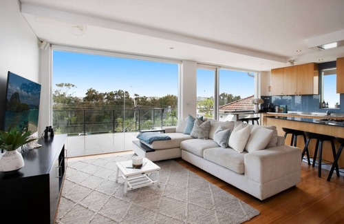 Collaroy House | Spacious Oceanview Escape with Pool & Cabana