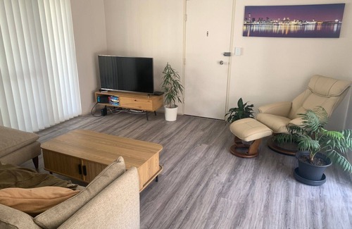 Dee Why Apartment | Spacious one bed apartment, short walk to the beach and transport.