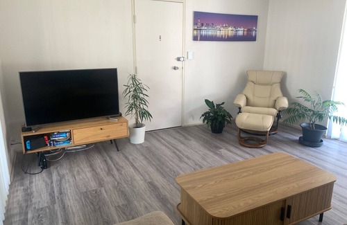 Dee Why Apartment | Spacious one bed apartment, short walk to the beach and transport.