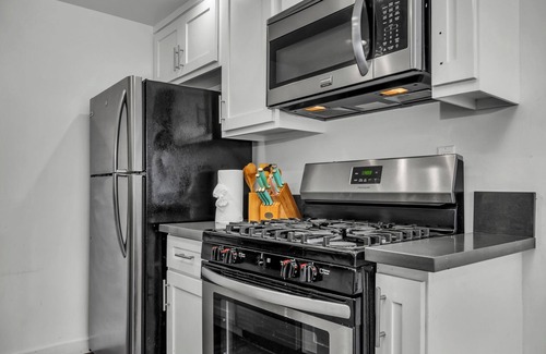 Rampart Village Apartment | Spacious One Bedroom With Dining Area Close to Downtown LA With Free Parking