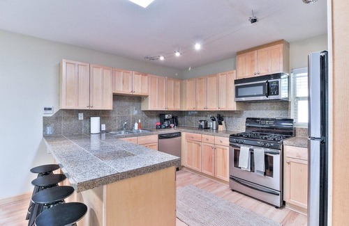 University South Apartment | Spacious Palo Alto 2BR w/Laundry, nr Shopping Center, by Blueground