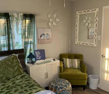Slidell House | Spacious Parking Cozy 2 Bedroom Cottage House with plenty parking