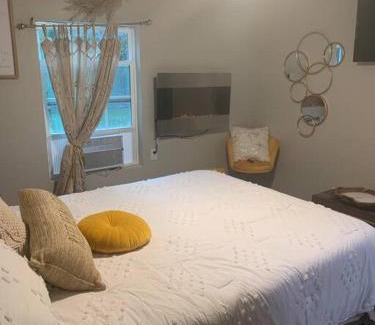 Slidell House | Spacious Parking Cozy 2 Bedroom Cottage House with plenty parking