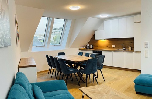 Liesing Apartment | Spacious Penthouse Apartment
