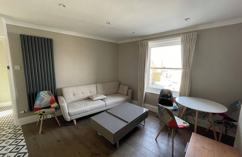 Balham Apartment | Spacious & Pristine 2BD Flat - Balham!