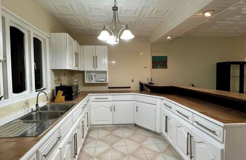 Santa Rosa House | Spacious & Private 7-bedroom Villa with WiFi and AC in Willemstad, Curacao
