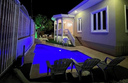 Santa Rosa House | Spacious & Private 7-bedroom Villa with WiFi and AC in Willemstad, Curacao