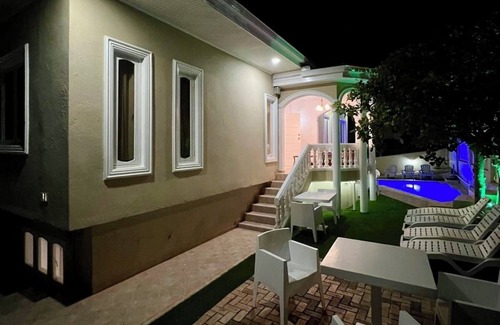 Santa Rosa House | Spacious & Private 7-bedroom Villa with WiFi and AC in Willemstad, Curacao