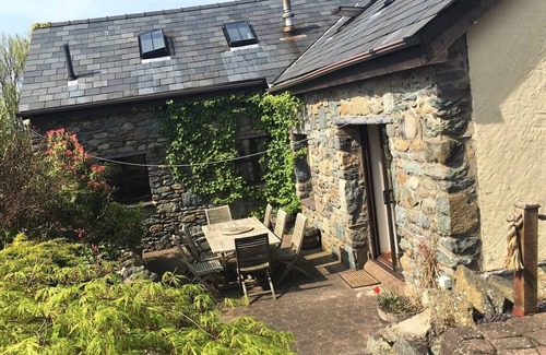 Bryngwran Cottage | Spacious Private Gardens, Pet Friendly, Rural, Sleeps 8, 10 mins drive to beach