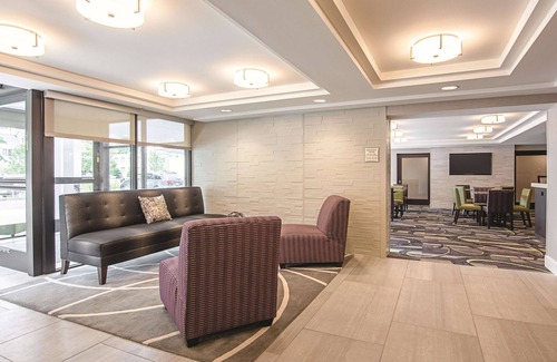 Oakdale Hotel | Spacious Queen Suite, La Quinta, Shuttle Service, Minutes to The Arts District